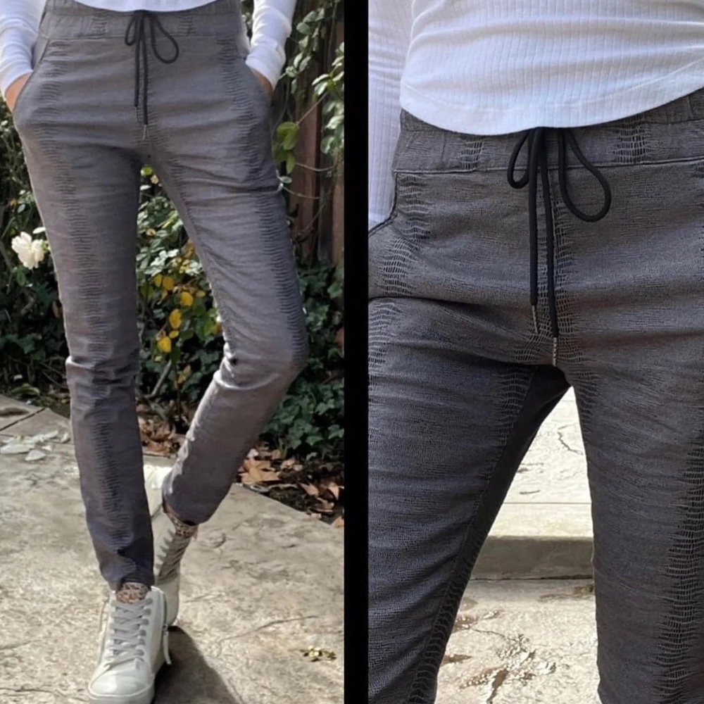 Bevy Flog Shely (String) Grey Snake Print Pants